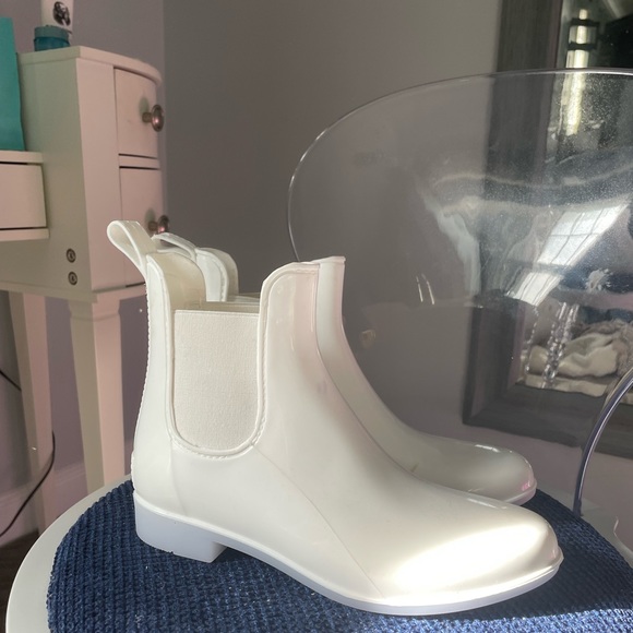 White boots - Picture 2 of 7